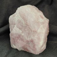 Rosenquarz-Stein 8,5 cm hoch und 700g schwer. Neu.
