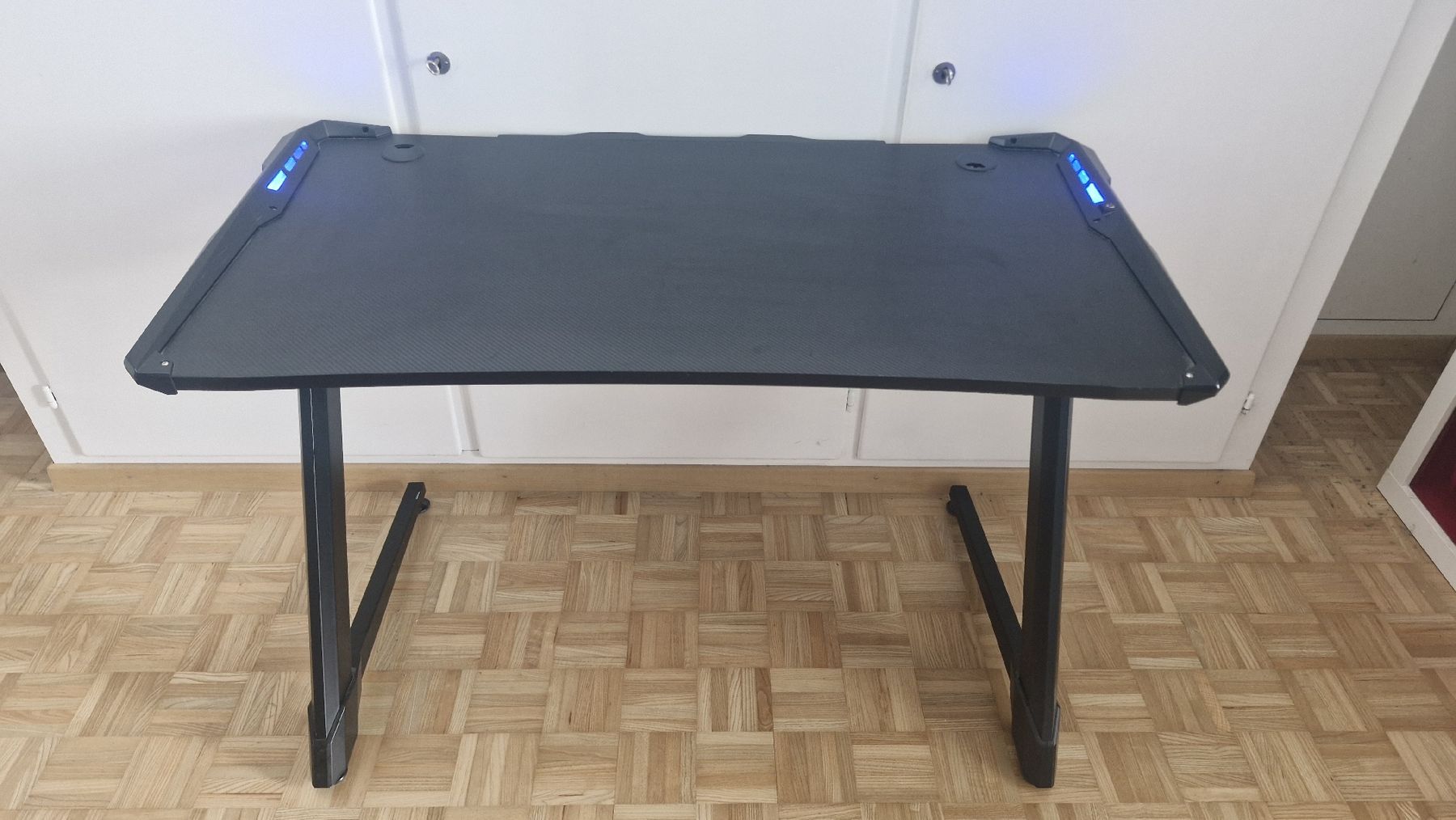 Schreibtische: Gaming Tisch schwarz mit LED Beleuchtung – Gebraucht aus Heerbrugg von bry_cb2f