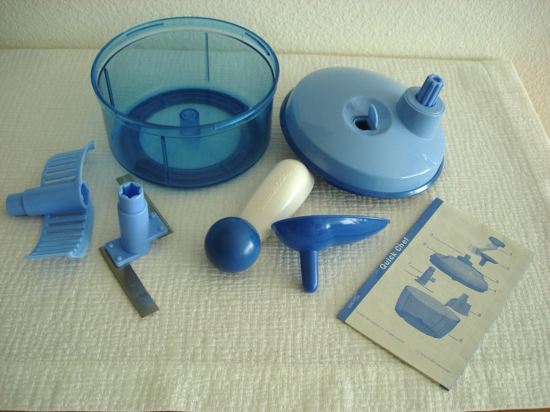 Tupperware Elettrodomestici da cucina: Tupperware Quick Chef Blau mit praktischer Kurbel – Usato da Regensdorf venduto da anna059 1