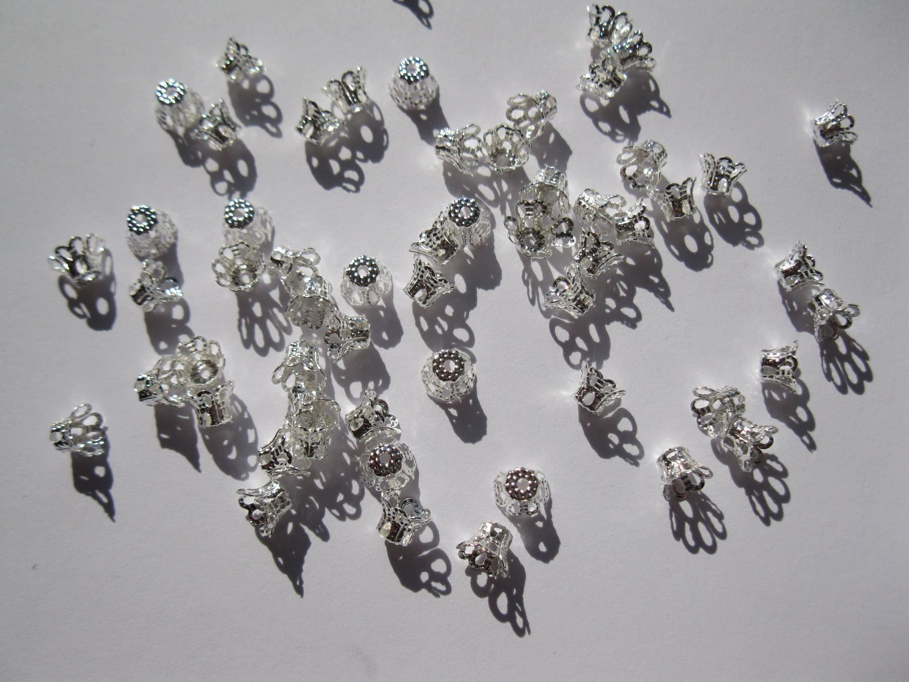 Perle (finte): 30 Perlenkappen, Hütchen, 6x4mm – Nuovo e nell'imballaggio originale da St. Margarethen TG venduto da LuanaKa 1