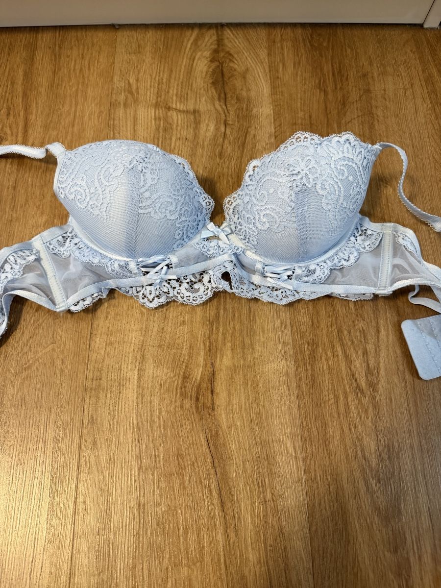 Altra biancheria intima: Neuer, hellblauer Spitzen-BH mit Schnürung, Grösse 75B – Usato da Bassersdorf venduto da Sandy456