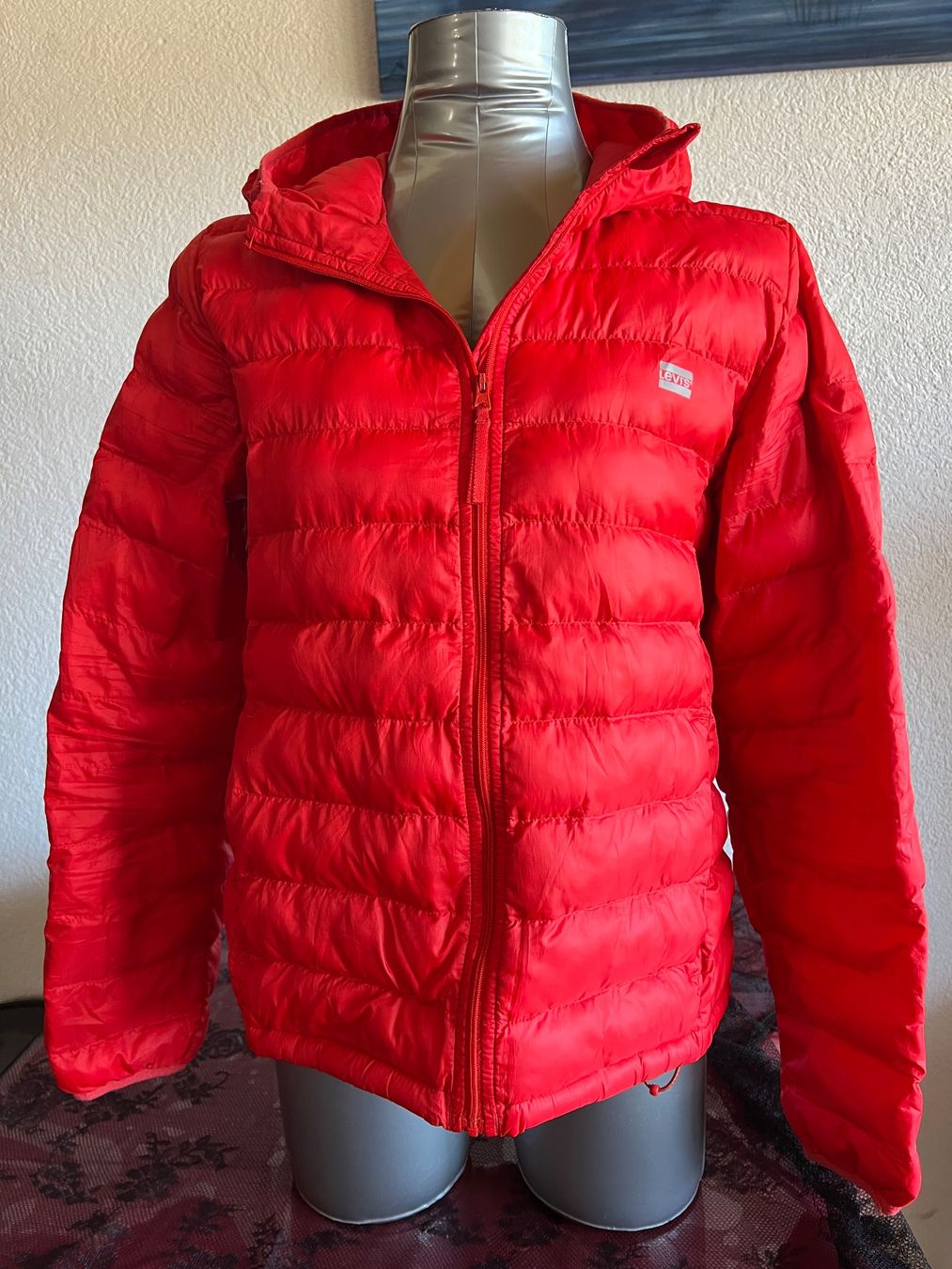 Levi's Giacche: Doudoune Levi's rouge, taille M, comme neuve – Usato da Chézard-St-Martin venduto da Cheyenne_75
