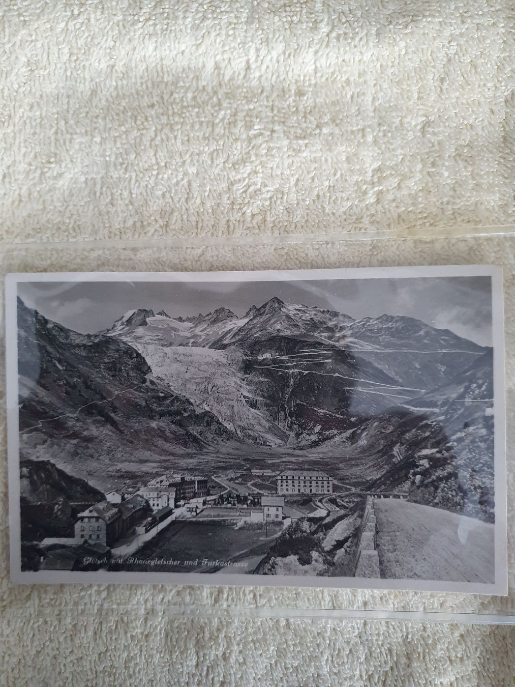 Cartoline postali: AK Gletsch Rhonegletscher und Furkastrasse  – Usato da WUERENLOS venduto da Eeric