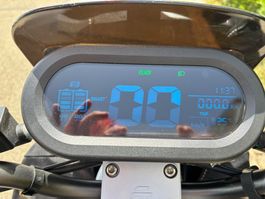 E-Cooter E2 - elektrischer Vespa-Roller - 5 PS (4kW)
