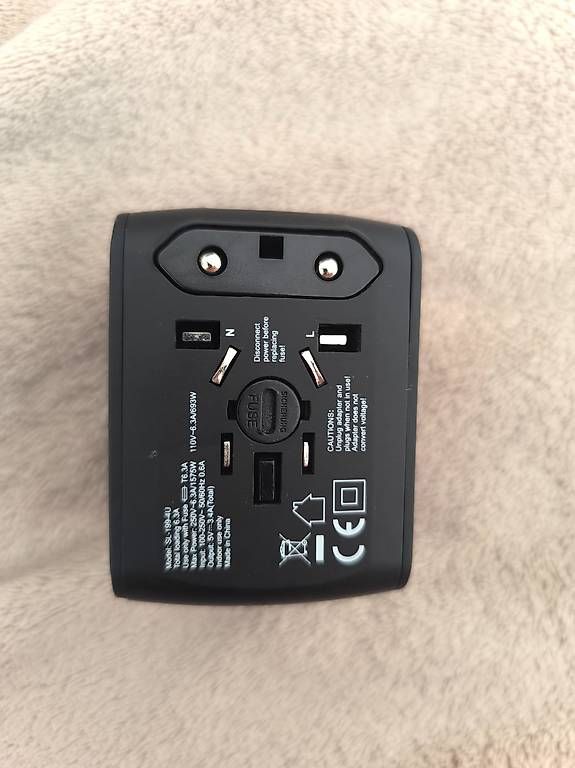 Lecteurs & Adaptateurs: Unidapt Reiseadapter mit 4 USB-Anschlüssen. – D'occasion à Pully par shulgin788 1