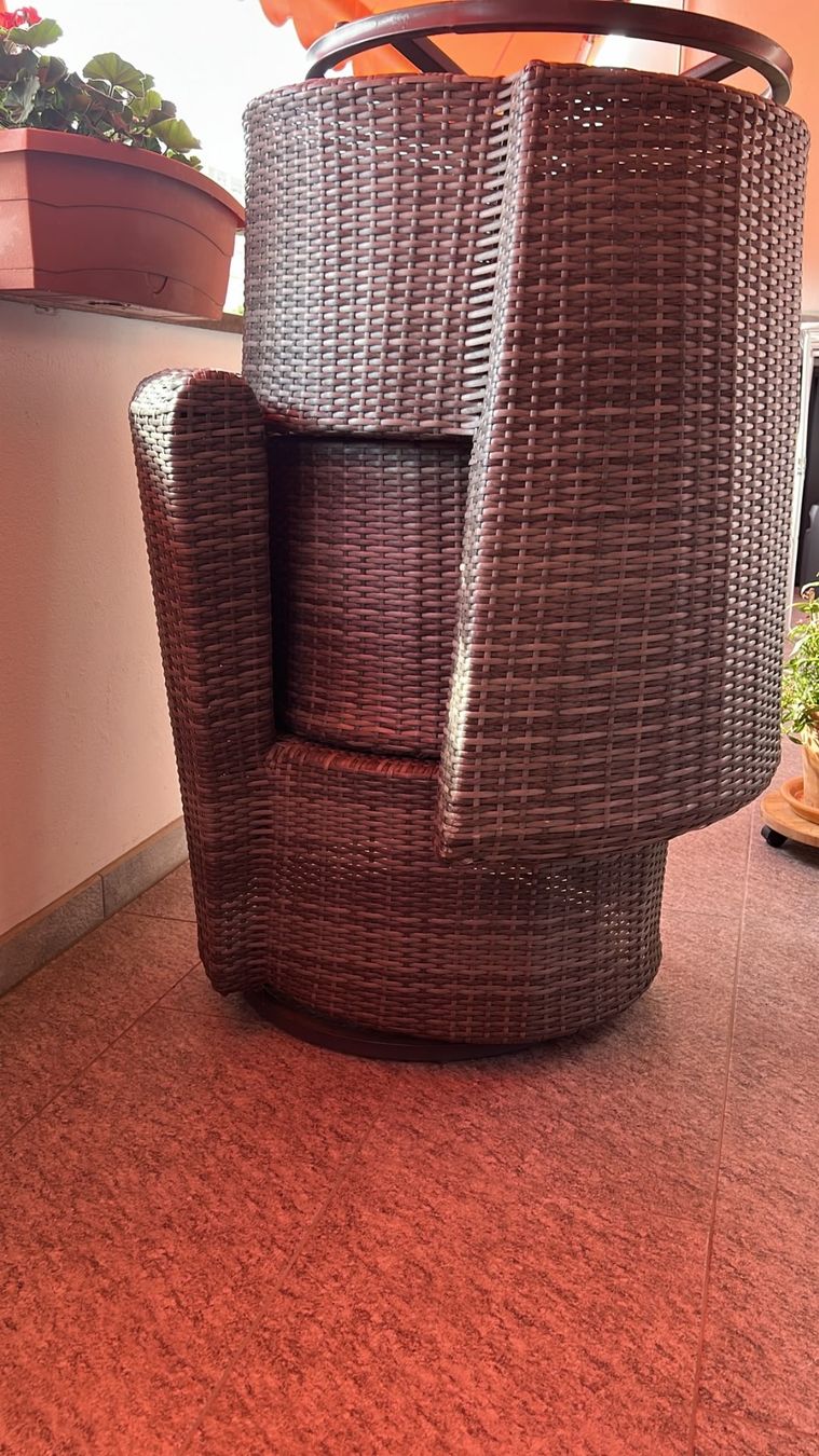 Fauteuils: 2x fauteuils de jardin pivotants + table d'appoint – D'occasion à St-George par alaixee 3