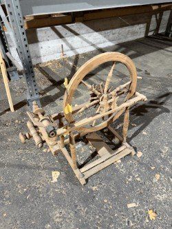Rouets anciens: Spinnrad - hell braun – D'occasion à Chur par Feschtland 1