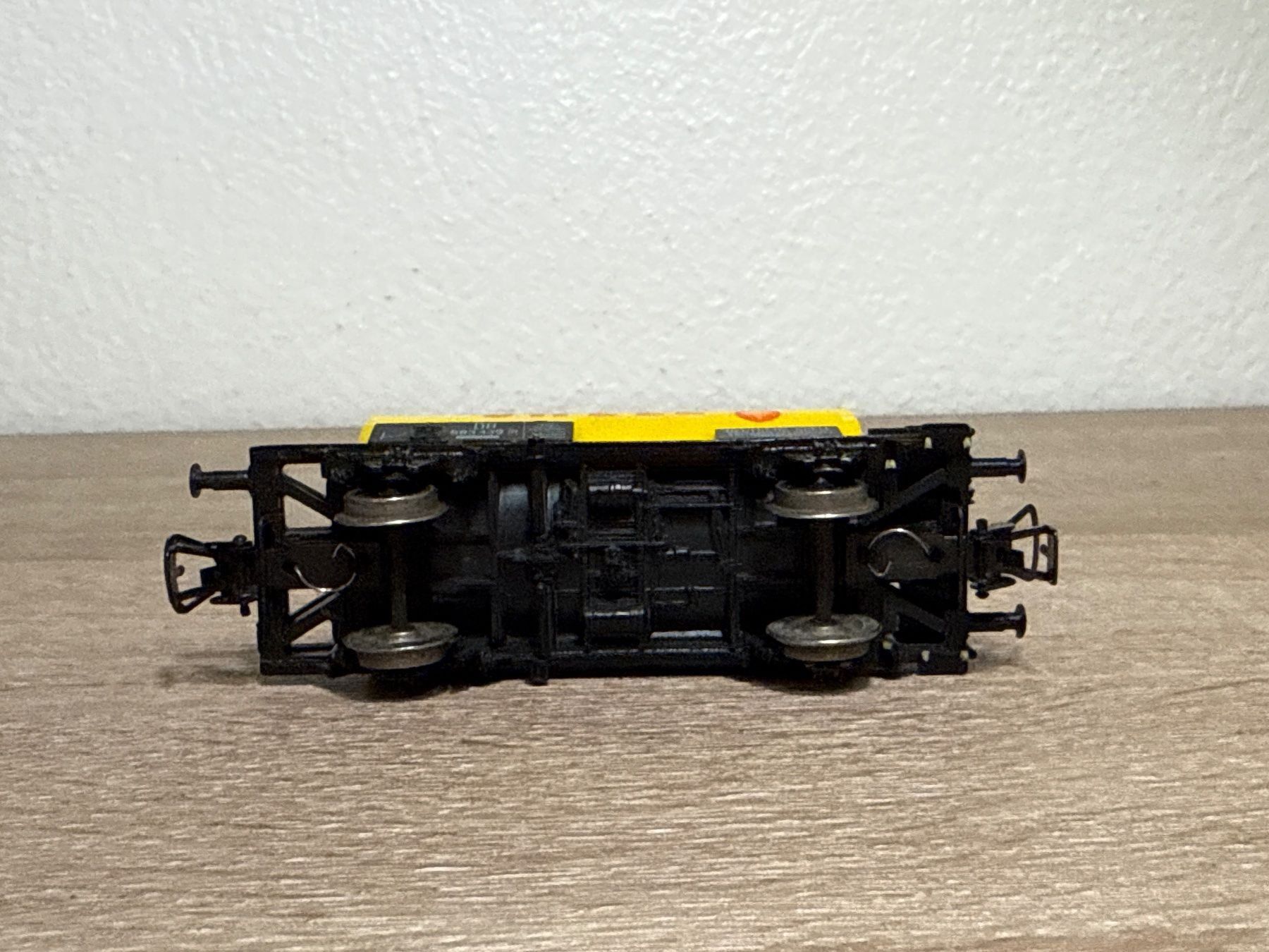 Lima Modelleisenbahnen: Lima Kesselwagen SHELL H0 (18) – Gebraucht aus St-Aubin-Sauges von Lo_Go 4