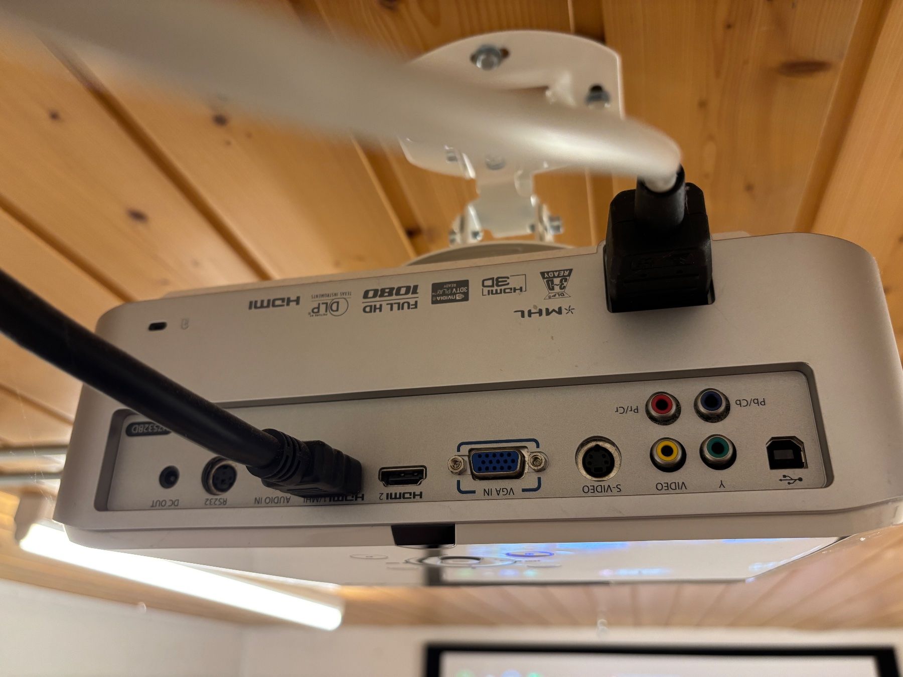 Acer Proiettori: Beamer Acer HD mit Leinwand und Deckenhalterung – Usato da Glarus venduto da Tabuton 2