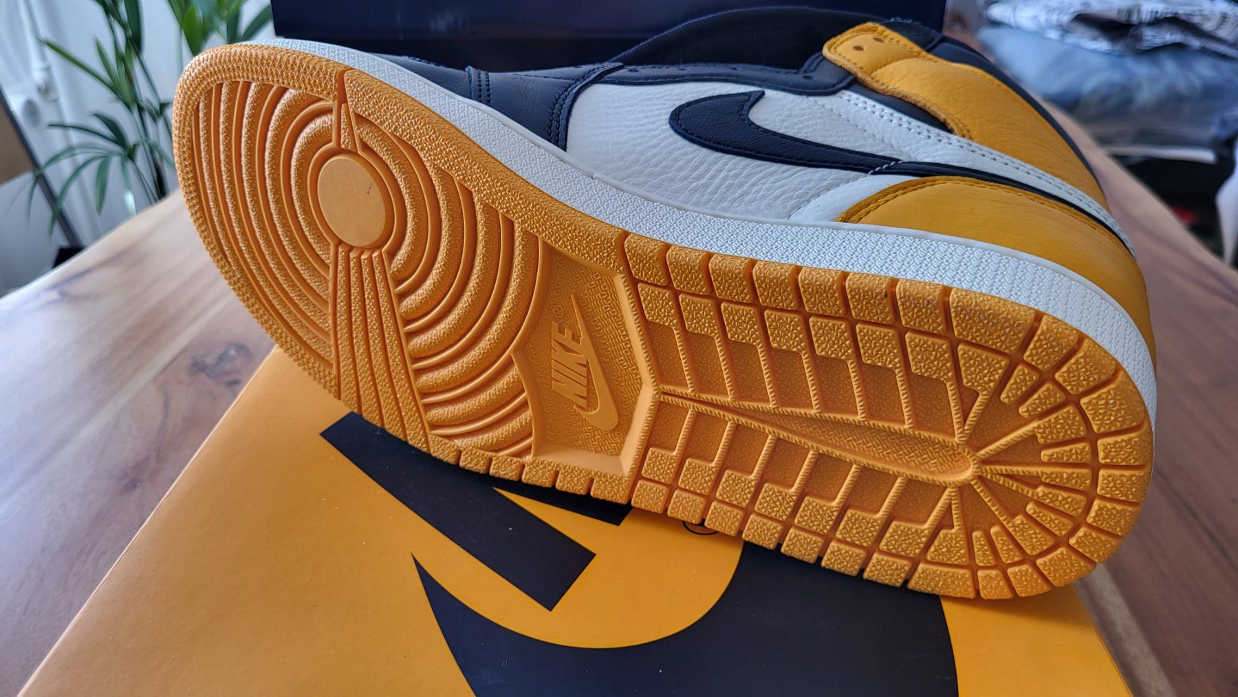 Jordan Herrenschuhe: Jordan 1 retro OG high " Taxi" – Neu und originalverpackt aus Bern von Sneakerheadz 4
