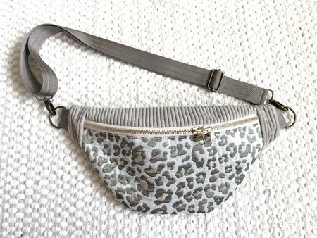 Handgefertigte Bauchtasche Leo in Beige & Cord