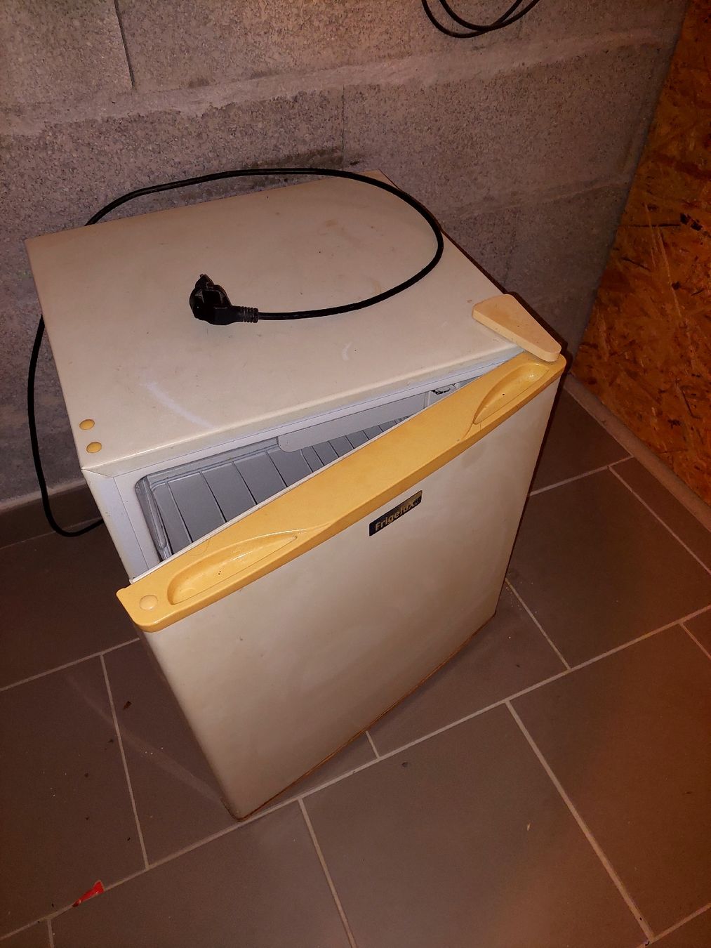 Réfrigérateurs: mini frigo 230v – D'occasion à Les Cullayes par numberjacke