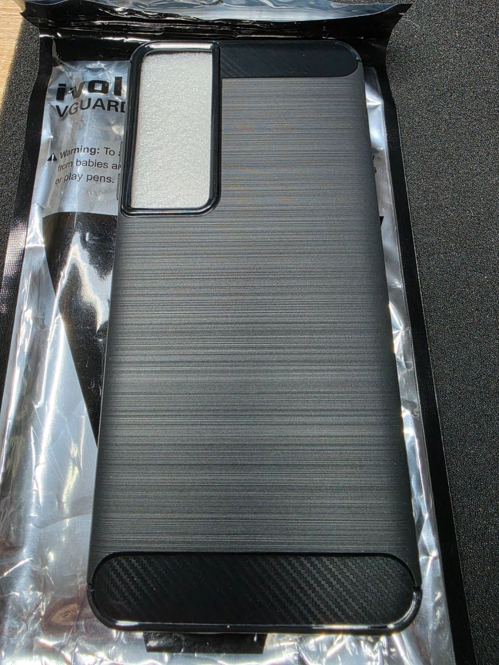 Cover & Protezioni schermo: Realme C65 Ivoler Silikon Hülle Schwarz Neu – Nuovo e nell'imballaggio originale da Bülach venduto da TimeDealsNow