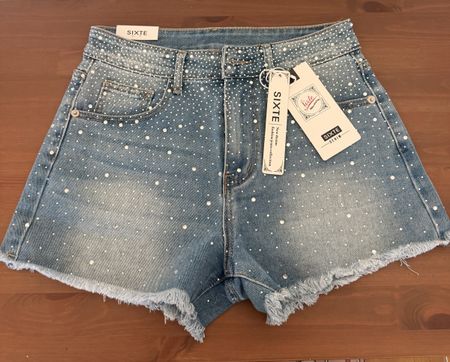 Kurze Hosen mit Brillanten