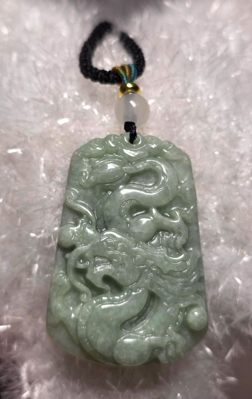 Minerali & Pietre curative: Heller Jadeit Drache an Kordellkette – Nuovo e nell'imballaggio originale da Matzingen venduto da Shay_Crystalz