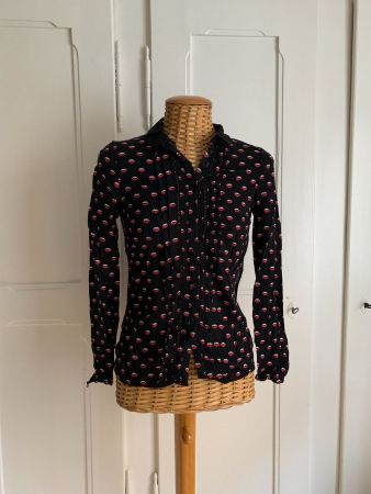 NAF NAF - Bluse schwarz mit Kussmunden 34