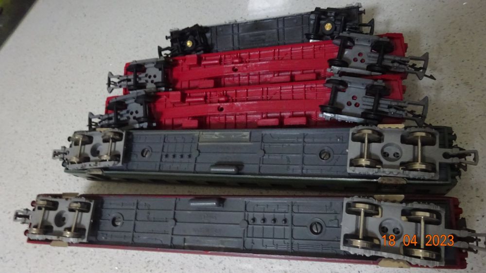 LIMA - HO - LOT DE 5 WAGONS DE MARCHANDISES - BOITES - ANCIEN