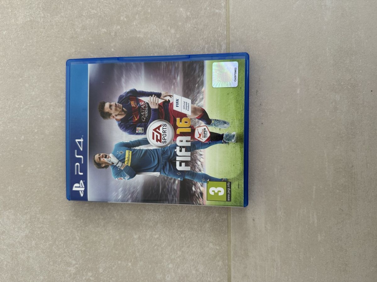 Giochi: FIFA 16 PS4 – Usato da Däniken SO venduto da pet_hv5v