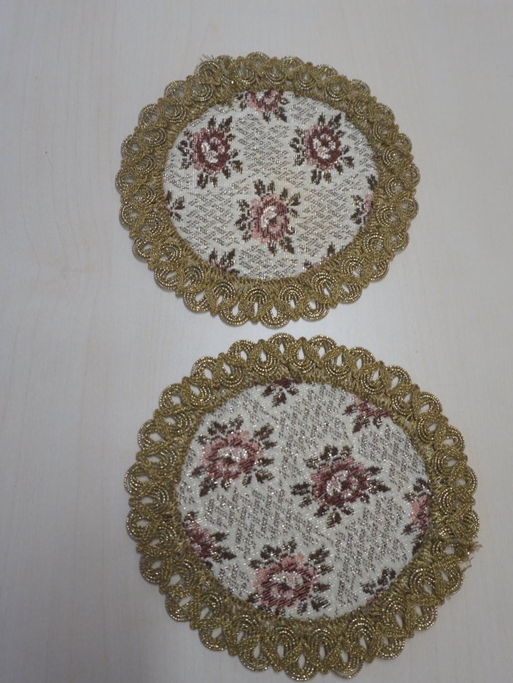 Tutte le decorazioni: Spitzen Deckchen mit Brokatborte 2er Set – Usato da Giswil venduto da sowo60 1