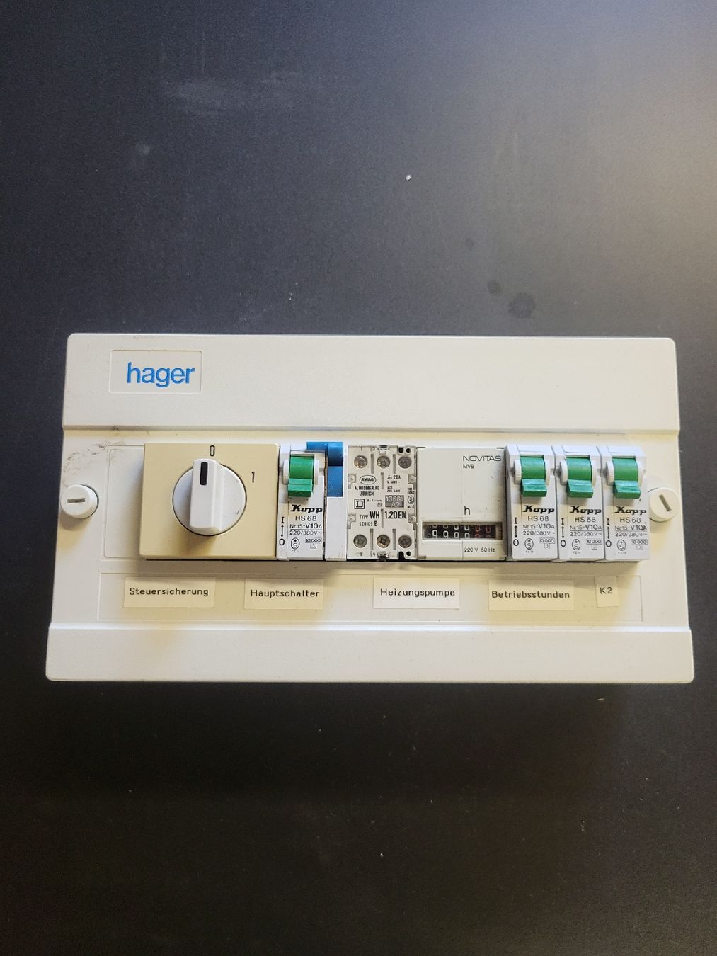Hager Alimentation électrique: AP Hager Verteiler mit div. Einbauten – D'occasion à Alpnach Dorf par str_jdw2