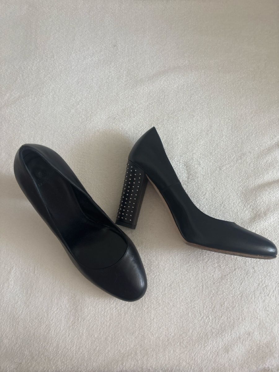 Navyboot Damenschuhe: Navyboot schwarze Leder Pumps, Gr. 38, Absatz mit Nieten – Gebraucht aus Feusisberg von LadyLook 1