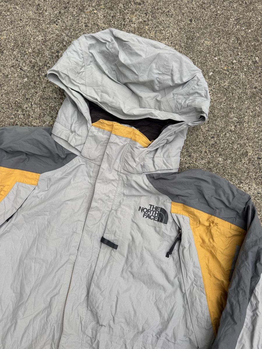 North Face Jacken: The North Face Gorpcore HyVent Jacket Grey Yellow L – Gebraucht aus Effretikon von syrrrrre 1