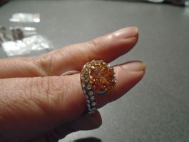 Ring Size 19, goldfarbig, geschwungen, runder gelber Stein