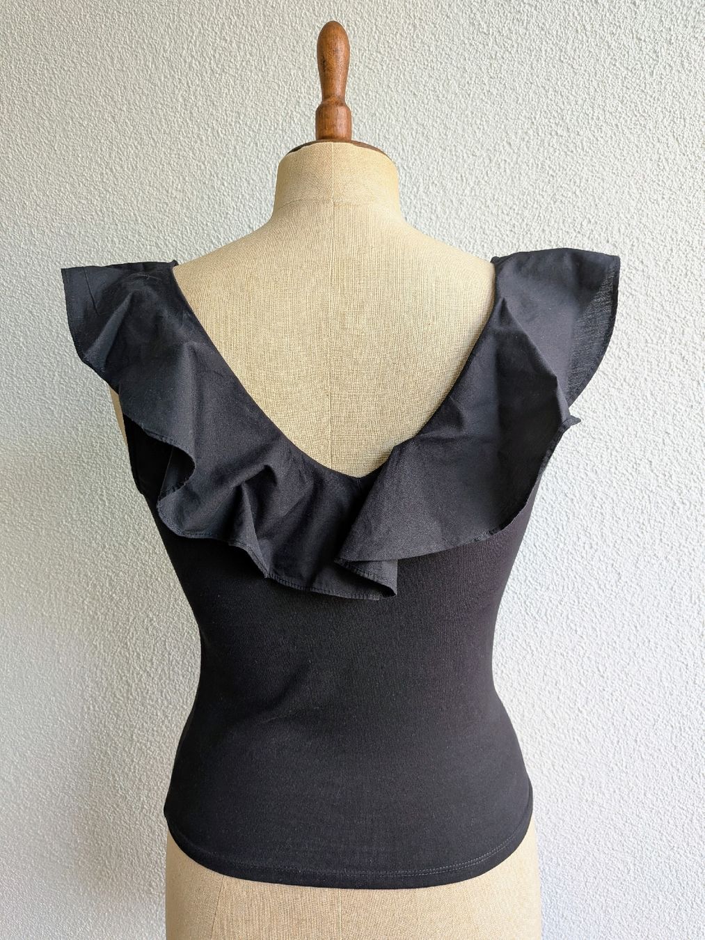 Top: Black top ruffled V-neck S – Usato da Lachen SZ venduto da joa_rf9n 1