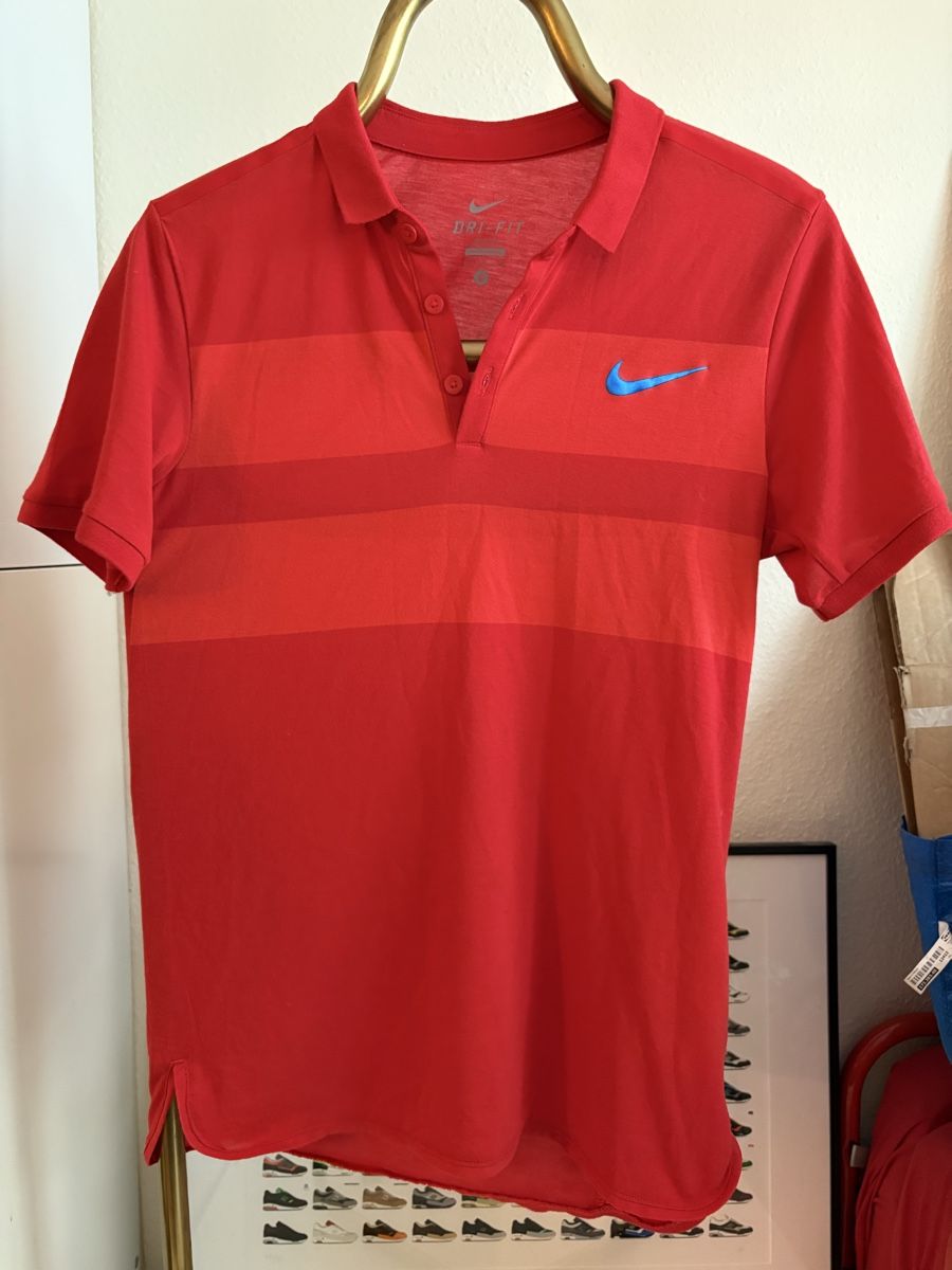 Nike Magliette Polo: Polo Nike Dri-Fit rouge rayé, Size S – Usato da Neuchâtel venduto da sharposneaks