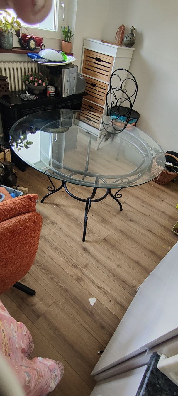 Tavoli: Metalltisch mit Glasplatte und 4 Stühlen – Usato da Oberkulm venduto da Karatewicky000