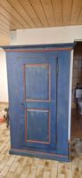 Antiker Bauernschrank blau mit rotem Rand guter Zustand