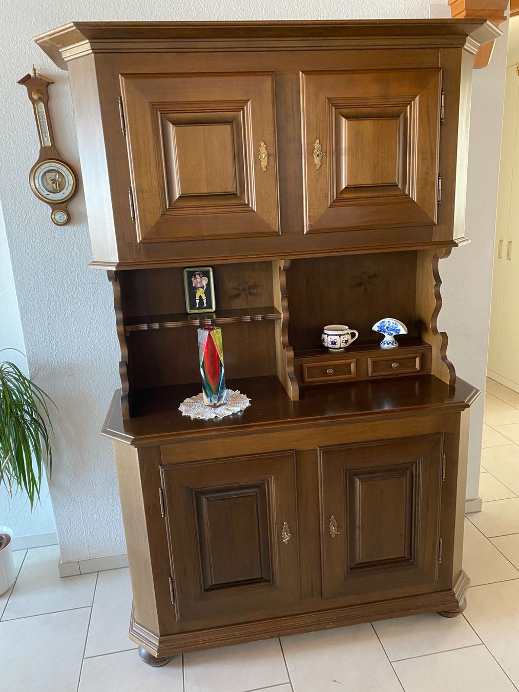 Credenze: 2-teiliges Buffet Schweizer Barock in Nussbaum – Usato da Au ZH venduto da varvoelgy