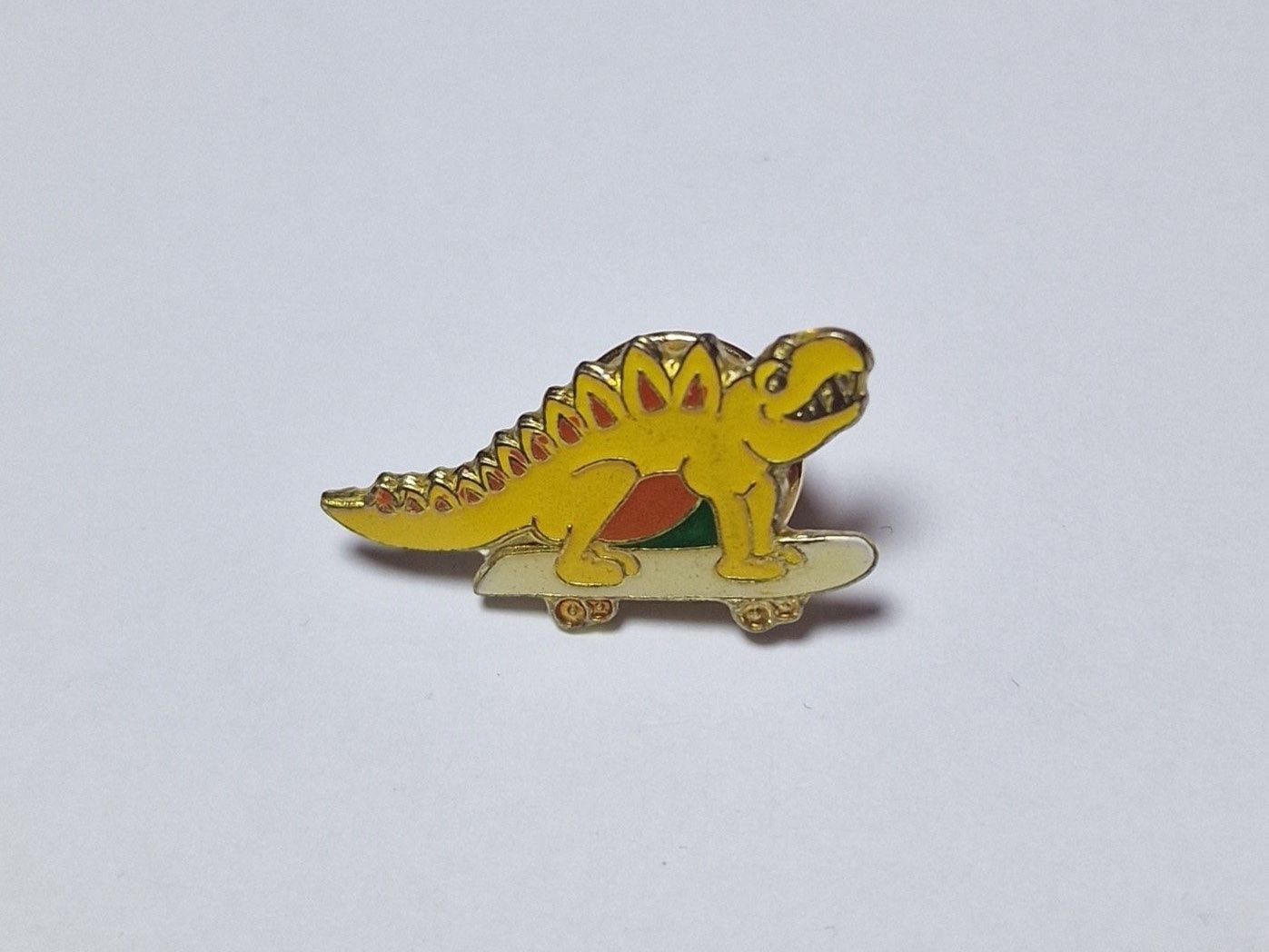 Placchette & Badge: Dinosaurier auf Skateboard Pin Vintage – Usato da Mitlödi venduto da Raphy1996