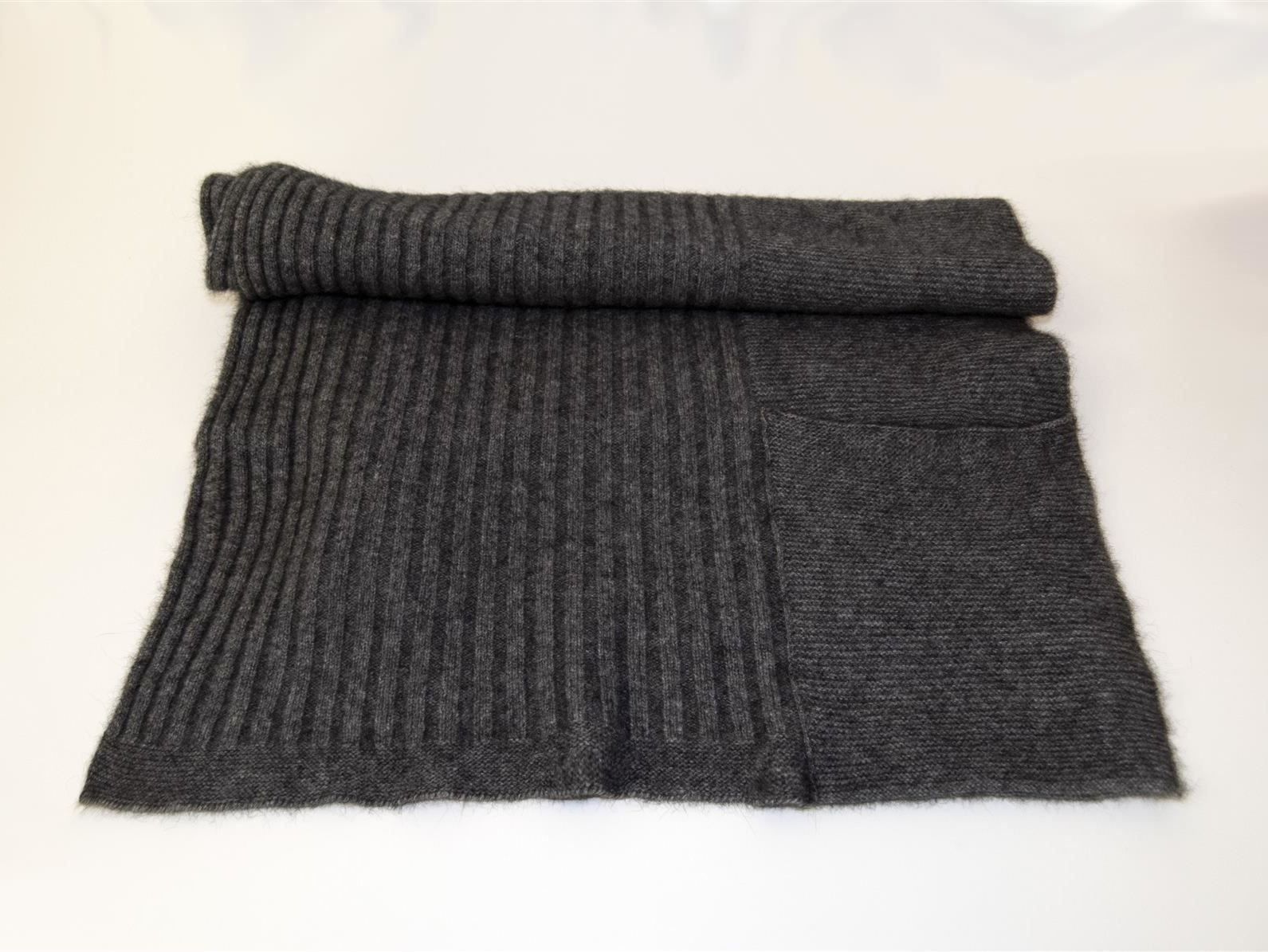 Foulard & Sciarpe: Einzelstück: Possum Halstuch mit Taschen grau – Nuovo e nell'imballaggio originale da Zollikofen venduto da marys-choice 1