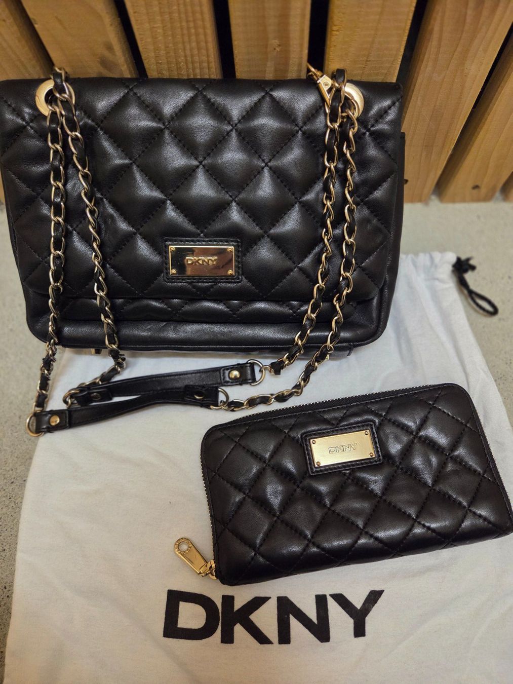 DKNY Taschen für Damen: DKNY Lederhandtasche mit Portemonnaie – Gebraucht aus Emmen von GrabandGo