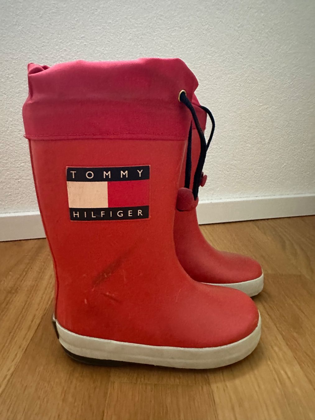 Tommy Hilfiger Scarpe per ragazzi: Gummistiefel Rot Grösse 24 Tommy Hilfiger – Usato da Unterägeri venduto da StefanGekko 2