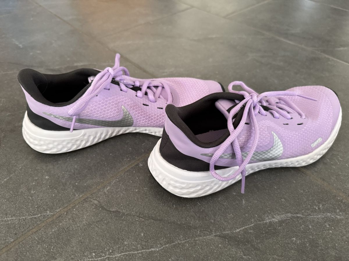 Nike Scarpe per ragazze: Nike Revolution Gr. 36.5 – Usato da Dübendorf venduto da Schnuffi04 1