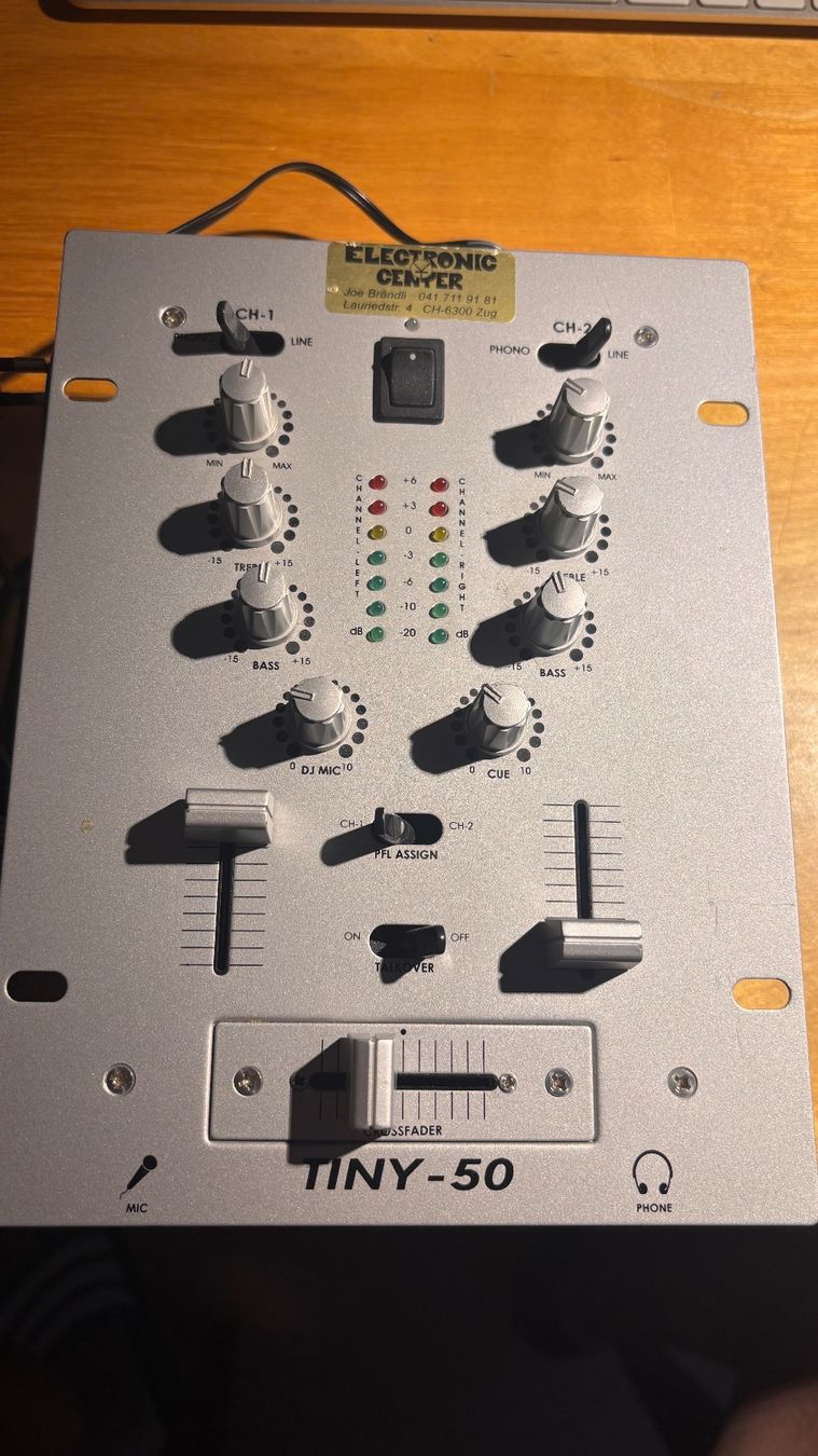 Platines de mixage: Mischpult TINY-50, 2-Kanal, Phono/Line/Mic, analog – D'occasion à Sins par chris8263