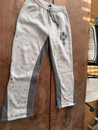 Jogginghose BoohooMAN grau Grösse M mit Flecken