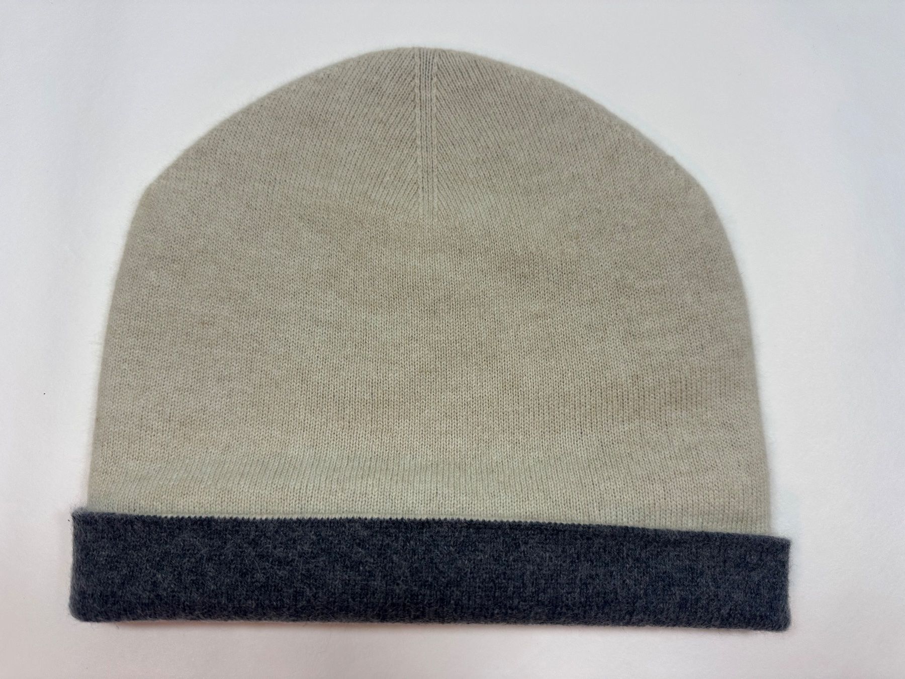 Copricapi, berretti & cappellini: Cashmere Mütze Reversible - Grau & Off White – Nuovo e nell'imballaggio originale da Arlesheim venduto da Olizen