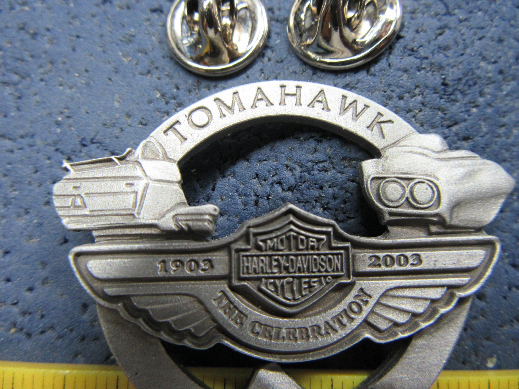 Harley-Davidson Placchette & Badge: HD 2NÄGEL PIN HARLEY-DAVIDSON 100Y CELEBRATION "TOMAHAWK" US – Usato da Ettingen venduto da Hausi4711 1