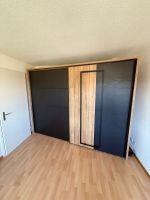 Kleiderschrank mit LED Schwebetüren Holzoptik guter Zustand