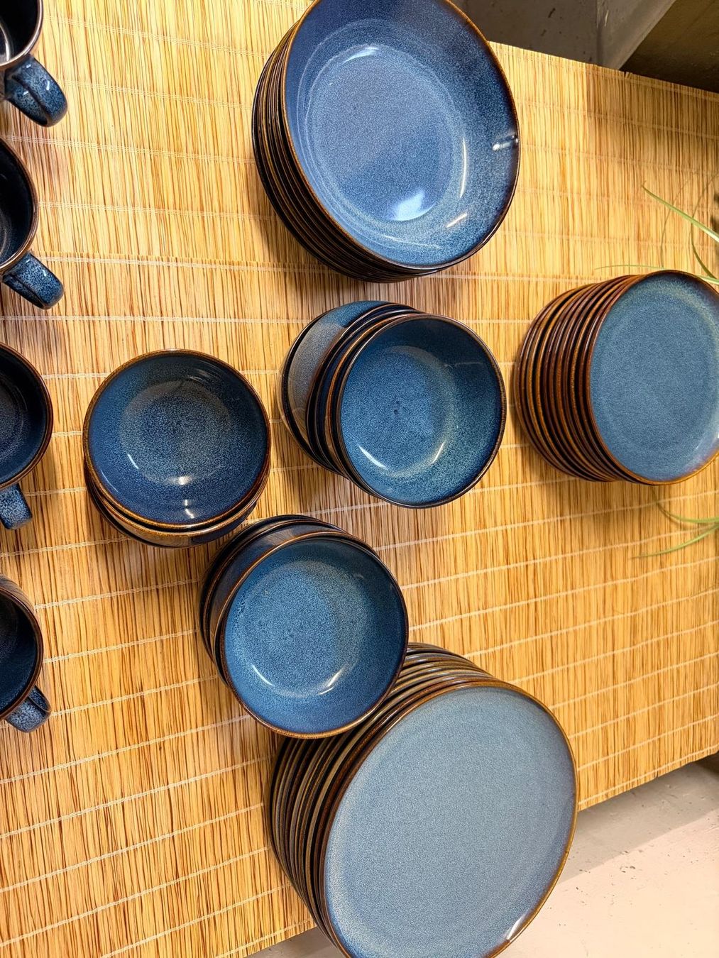 Ikea Set di piatti: Geschirrset Ikea blau mit braunem Rand – Usato da Mellingen venduto da Oliviampm 3
