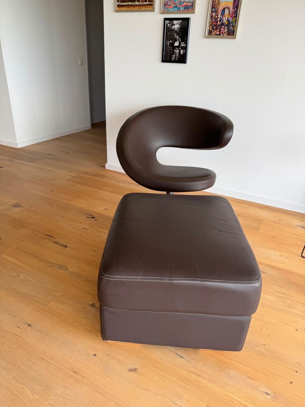 Poltrone: Lederdrehsessel mit Hocker, wie neu ! – Usato da Schindellegi venduto da wbosschieter 1