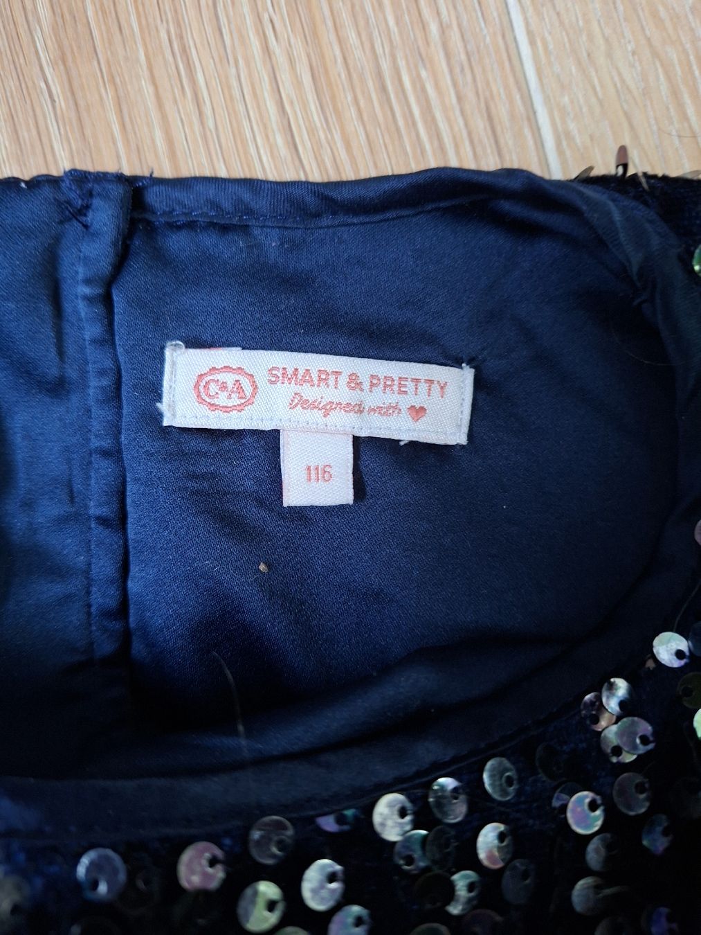 C&A Vestiti & Gonne: Pailettenkleid Gr. 116 – Usato da Obfelden venduto da xcorinax 1