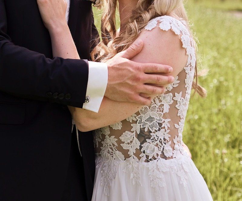 Robes: Secondhand Brautkleid Sabe "Guido", Grösse 38-40 – D'occasion à Brunnen par Herzig-Brautmode