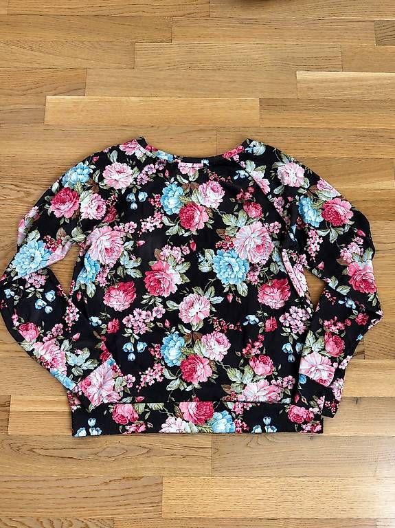 Maglioni & Felpe: Sweatshirt - Gr. S - Schwarz mit Blumenprint – Usato da Effretikon venduto da alicebrunner 3