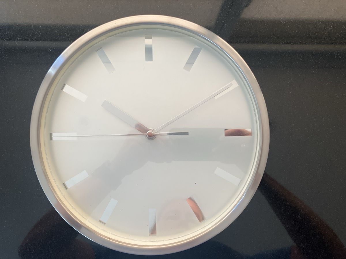 Stand- & Wanduhren: Wall Clock Modern Silver Tone 24cm – Gebraucht aus Wettingen von BAG4478