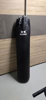 Boxsack mit Boxhandschuhen Hammer