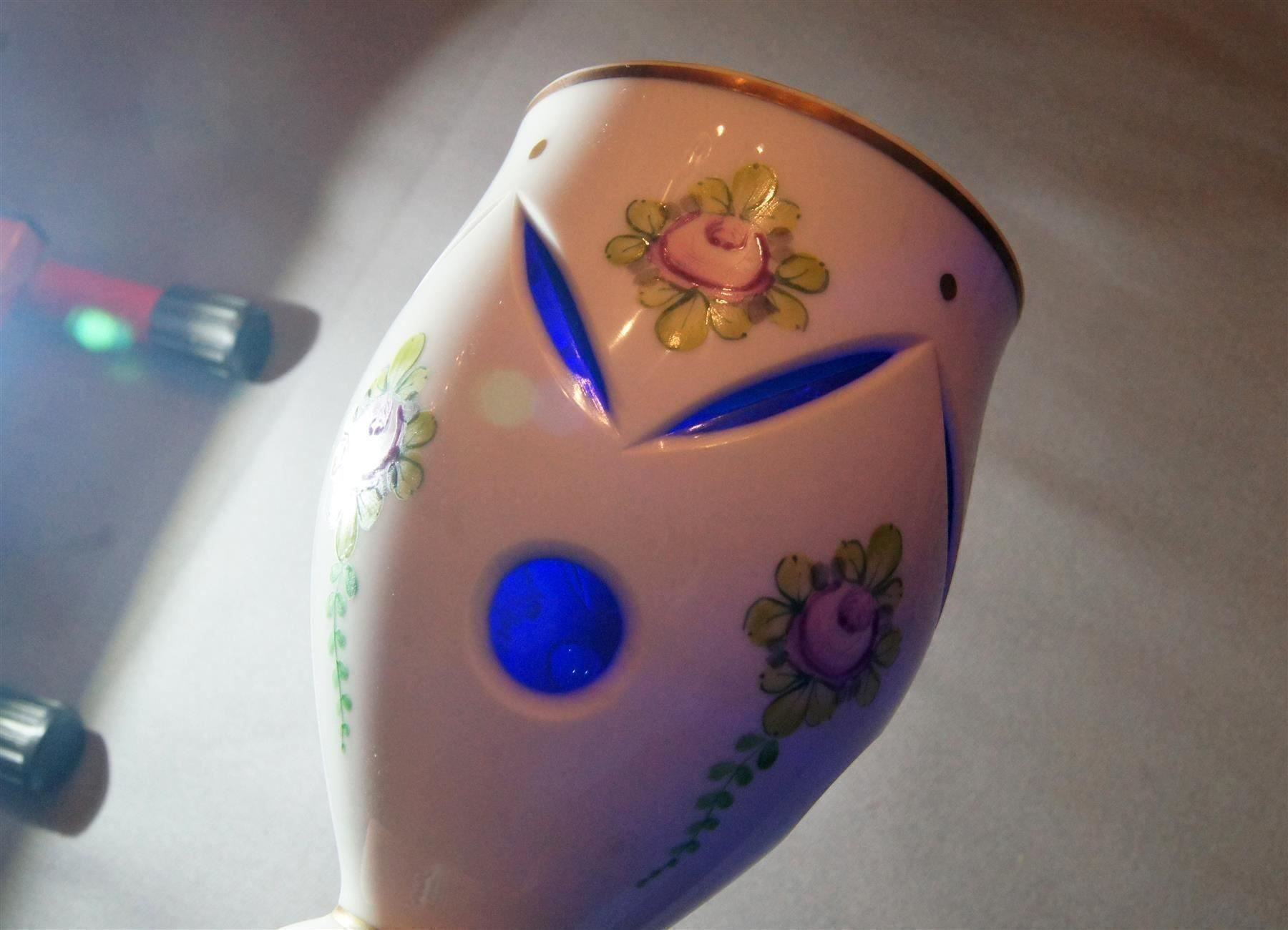Verres: Prunk-Kelch oder Vase aus Überfangglas weiss/blau – D'occasion à Geroldswil par ARTEFACTO 7